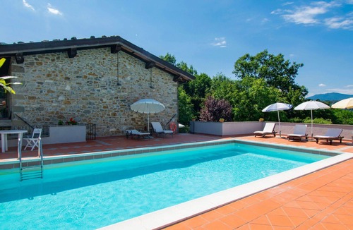 Camporgiano House | Beautiful private villa for 12 people with WIFI, private pool, TV, terrace and pets allowed