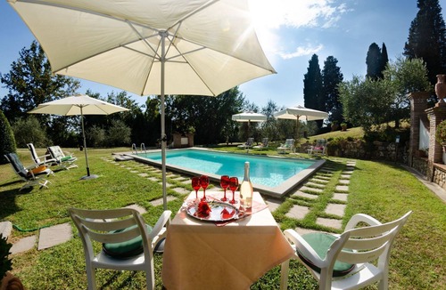 Uzzano Villa | Beautiful private villa for 10 people with WIFI, private pool, A/C, TV and pets allowed