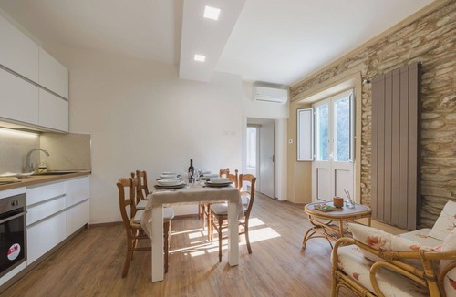 Montignoso House | Beautiful villa for 6 guests with WIFI, A/C, TV and terrace