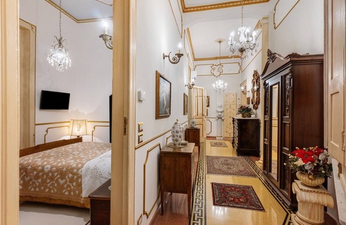 Salerno Bed & Breakfast | Bed and Breakfast 'Royal Salerno Central' with Mountain View, Wi-Fi and Air Conditioning