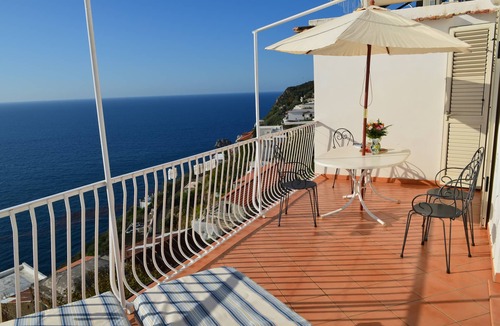 Praiano Apartment | Bright and spacious apartment where you can enjoy peace and beautiful sea views