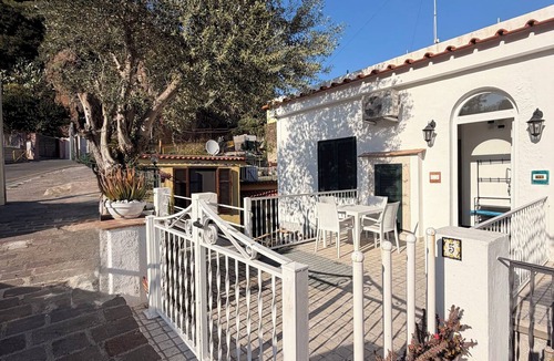 Lacco Ameno Apartment | CASA al centro di Lacco Ameno: a piedi alle terme Negombo, mare e ristoranti