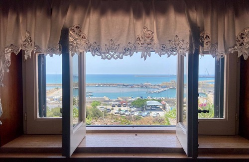 Zona Portuale Villa | Casa Mare Holiday, Beachfront villa equipped with amenities and beach nearby