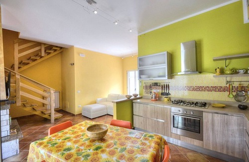 Agropoli House | Casa Nilla: A cheerful two-story townhouse situated in a quiet location, a few minutes from the town center, with Free WI-FI.