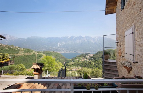 Tremosine Apartment | Casa Oliva Apartment with Lake View, Balcony and Wi-Fi