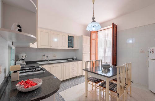 Trappeto Apartment | Casa Viola Apartment Near the Sea with Wi-Fi