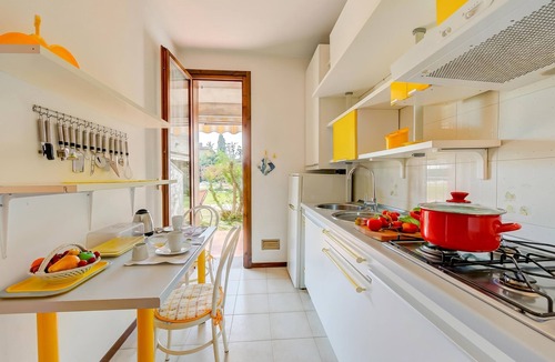 Colombare Apartment | Cinzia Apartment Front Beach- Pool, Garage & Terrace, Sirmione, Italy
