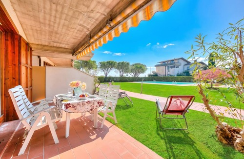 Colombare Apartment | Cinzia Apartment Front Beach- Pool, Garage & Terrace, Sirmione, Italy