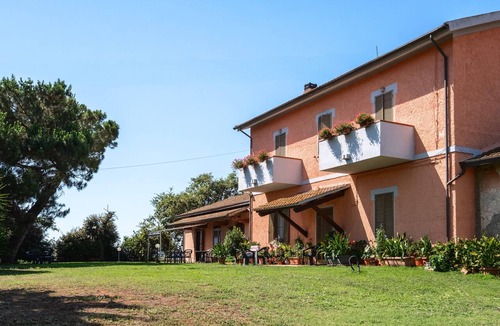 Grosseto Apartment | Col Moschin Room 1 with Shared Terrace, Wi-Fi, and Air Conditioning