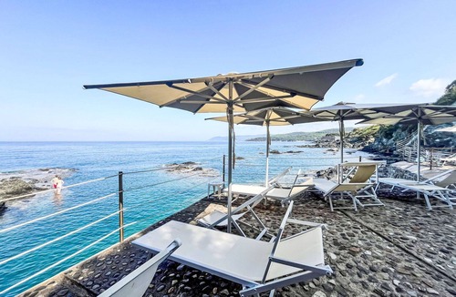Castiglioncello Apartment | Cosy apartment for 4 people with A/C, pool, WIFI, TV, balcony and panoramic view