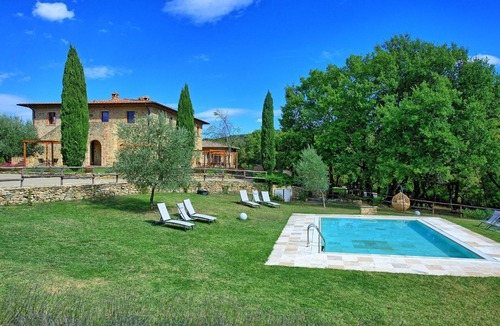 Simignano Apartment | Cosy apartment for 4 guests with pool, WIFI, TV and pets allowed