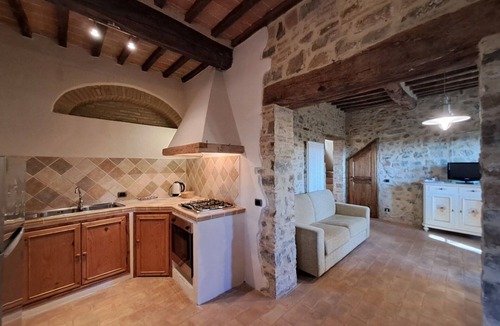 Poggibonsi Apartment | Cosy apartment for 6 people with A/C, WIFI, pool, TV and panoramic view, close to San Gimignano