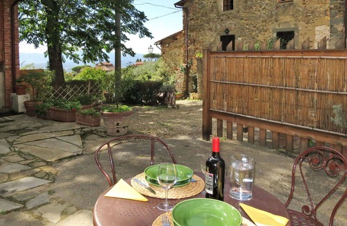 Pian di Sco House | Cosy apartment in villa for 6 guests with WIFI, pool, TV and terrace