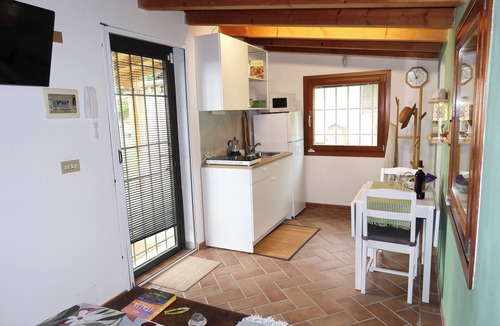 Florence House | Cottage with Pool in the Green