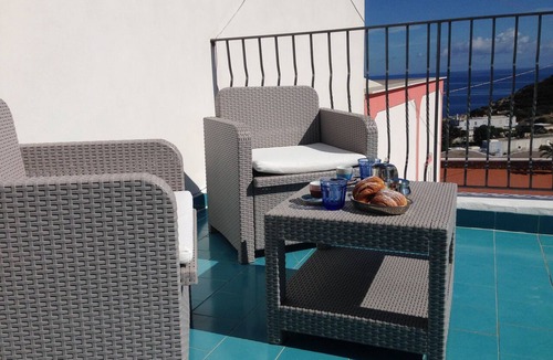 Le Forna Apartment | Cozy Apartment with a Large Terrace Overlooking the Sea