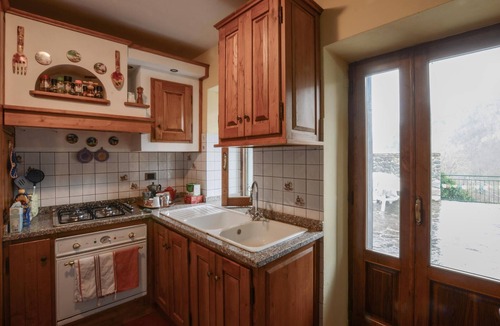 Vagli Sotto House | Cozy home in Vagli di Sotto with house a panoramic view