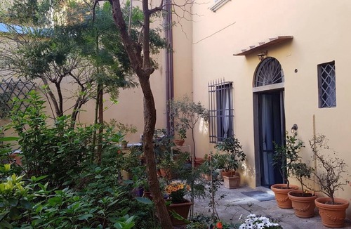 Santa Croce Apartment | Cynthia's garden- Apartment with private garden