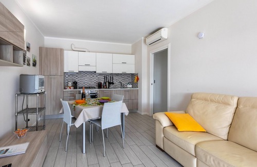 Rivoltella Apartment | Delightful Lake View Residence Apartment with Lake View, Wi-Fi, and Air Conditioning