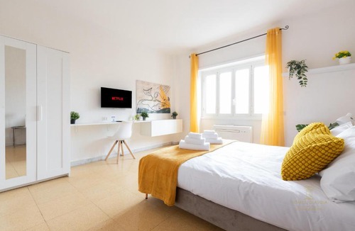Pigneto Apartment | Domvs Clavdia - 7min to Colosseum by Metro, Station under apt, Roma, 6pax, A-C