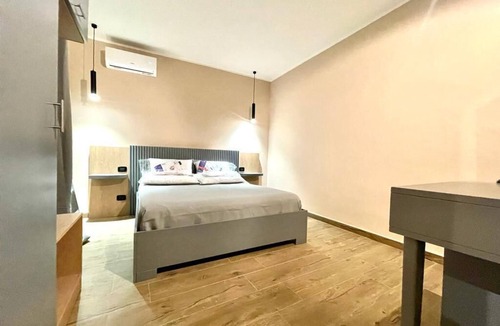 Corso dei Mille - Sant'Erasmo House | Double room, bright with a view of Palermo central station (3)