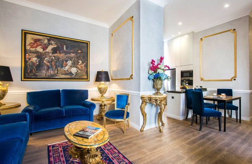 Rione III Colonna Apartment | Elegant 2BR/2BA next to Spanish Steps | 110sqm | Elevator | Washer/Dryer