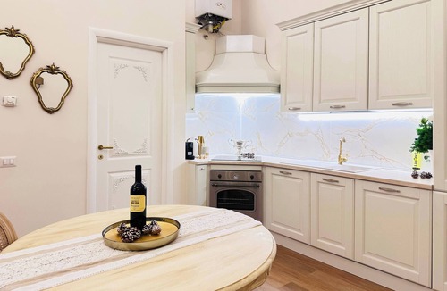 Repubblica Apartment | Elegant 3-bedroom apartment with a bathtub and a charming view of Rome