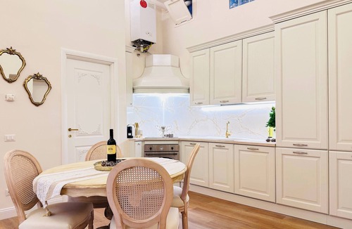 Repubblica Apartment | Elegant 3-bedroom apartment with a bathtub and a charming view of Rome
