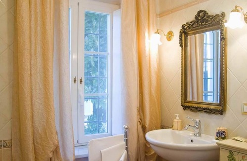 Santa Maria del Giudice Apartment | Elegant apartment in a villa near Lucca,A/C,WI-Fi, village walking distance,G