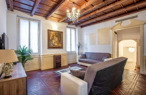 San Babila Apartment | Exclusive 4-Bedroom Apartment near Duomo, Milannnnnnnnn