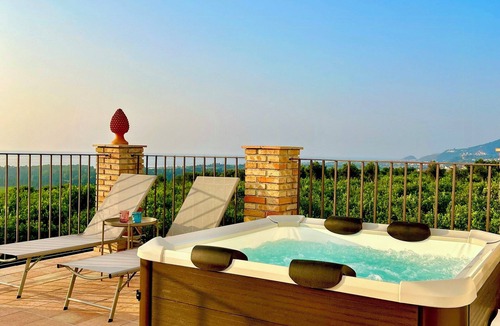 Torrenova House | Farmhouse with hot tub overlooking Aeolians