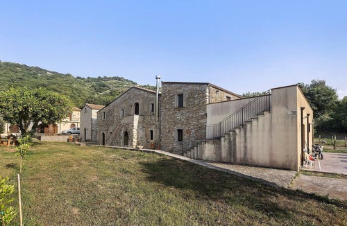 Naso Apartment | Fattoria San Pio - Pompelmo Room with Mountain View, Breakfast & Wi-Fi
