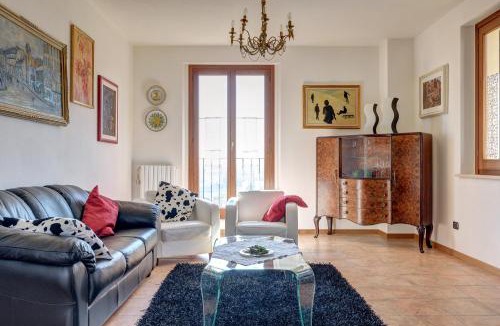 Lucignano Apartment | Finestra su Lucignano