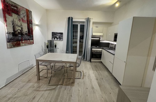 Suburbio XI della Vittoria Apartment | GEMELLI via PARATO bright and quiet attic