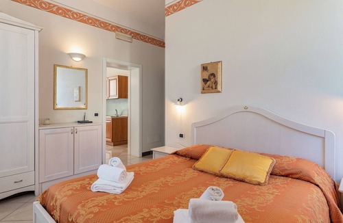 Diecimo Apartment | Ground Floor Apartment - White/Gold