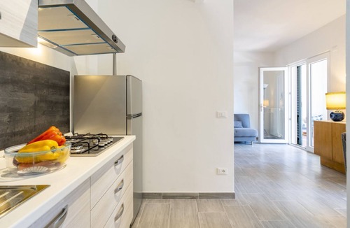 Quercianella Villa | GuestHost - Charming villa of 105 sqm located on two levels, can accommodate up to 5 people. The property is located in Quercianella, surrounded by the green pine forest and the scents of the Mediterranean maquis. Just 800 meters from the sea!The propert