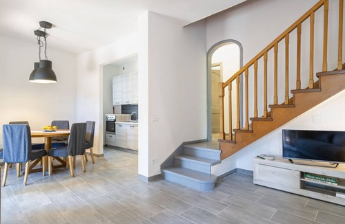 Quercianella Villa | GuestHost - Charming villa of 105 sqm located on two levels, can accommodate up to 5 people. The property is located in Quercianella, surrounded by the green pine forest and the scents of the Mediterranean maquis. Just 800 meters from the sea!The propert