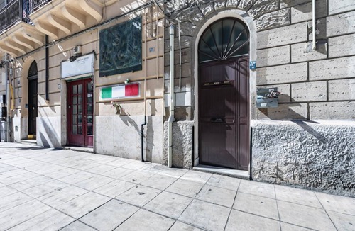 Borgo Vecchio Apartment | GuestHost - Cozy and modern apartment of about 40 sq m, able to accommodate up to 3 people, located on the 1st floor of a renovated building with no lift. The property is located in the center (NO ZTL - Traffic Restricted Area), just a 5-minute walk from