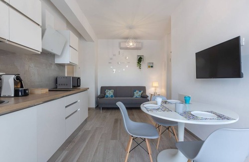 Bolognina Apartment | GuestHost - Modern apartment located on the second floor of a building, equipped with a lift (to access it you have to climb 6 steps)45 sqm apartment, with bedroom and bathroom. The whole house is equipped with an internet connection.Essential services s