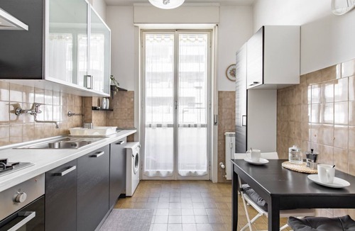 Isolotto Apartment | GuestHost - Modern apartment of 80 square meters, which can accommodate up to 4 people, located on the fourth floor of a building with a lift (steps to access). The property is located a few meters from Lungarno and Cascine Park, in an area ideal for wal