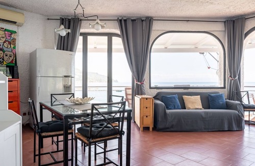 Spisone Apartment | GuestHost - Sea view apartment of about 90 sqm, able to accommodate up to 4 people, located on the ground floor of a building.The property is located in Taormina, in a unique panoramic position, suspended above a rock and with the beach right in front of