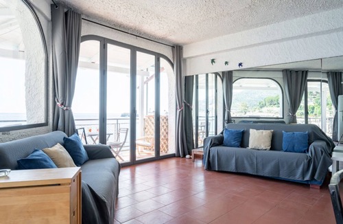 Spisone Apartment | GuestHost - Sea view apartment of about 90 sqm, able to accommodate up to 4 people, located on the ground floor of a building.The property is located in Taormina, in a unique panoramic position, suspended above a rock and with the beach right in front of