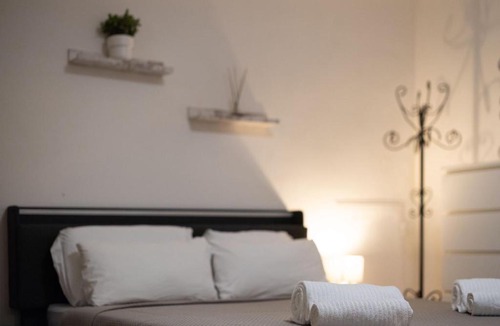 Casellina Apartment | Happy Hen Garden Suite