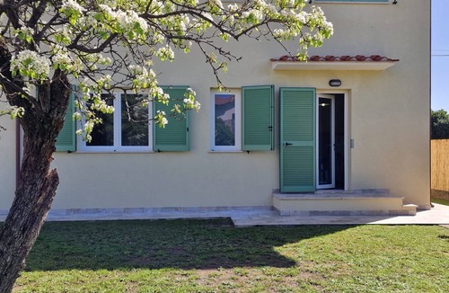 Ripa-Pozzi-Ponterosso Apartment | Holiday Apartment "Casa Bruna" with Private Garden & Wi-Fi