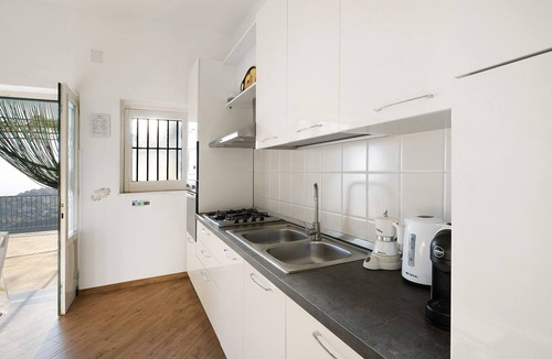 San Lazzaro Apartment | Holiday Apartment 'Casa Vacanza Bella Veduta' with Mountain and Sea Views