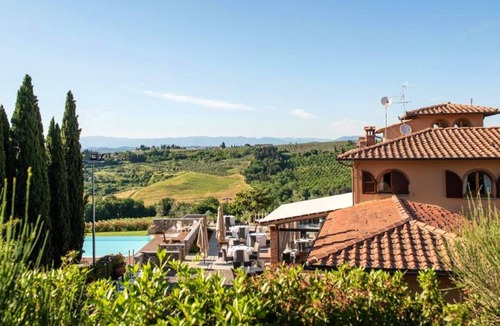 Montespertoli Villa | Homerez - Big villa for 10 ppl. with swimming-pool and garden at Montespertoli