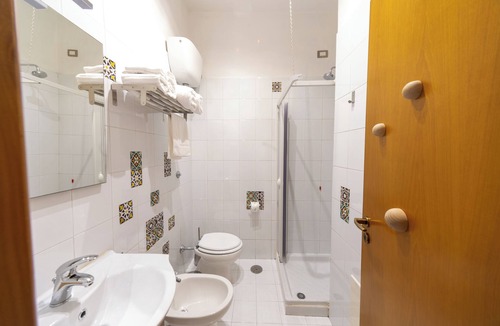 Scafati House | hotel Scafati camera da letto. Vicino Pompei e Napoli Climatizzato con Bagno