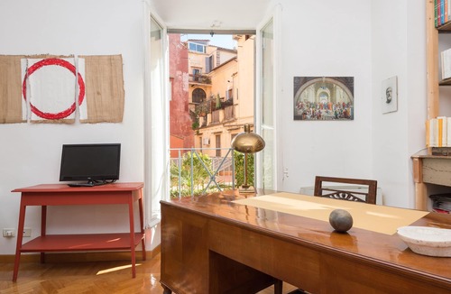 Rione XI Sant'Angelo Apartment | Hub of Rome Quiet and Safe