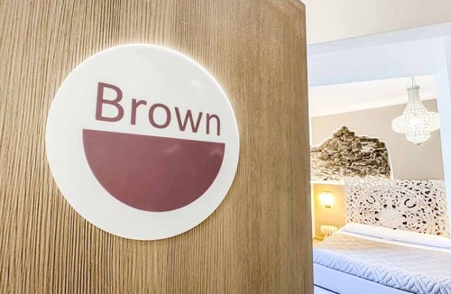 Manarola House | In the authentic heart of Manarola, in its most peaceful and panoramic area, Terre Marine Rooms welcomes guests into an intimate and relaxing atmosphere, where the charm of the Cinque Terre meets modern comfort.The Brown Room is an elegant double room, f