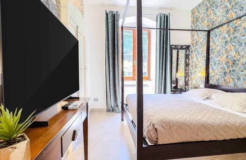 Manarola House | In the authentic heart of Manarola, in its most peaceful and panoramic area, Terre Marine Rooms welcomes guests into an intimate and relaxing atmosphere, where the charm of the Cinque Terre meets modern comfort.The Green Room is a relaxing double room, i