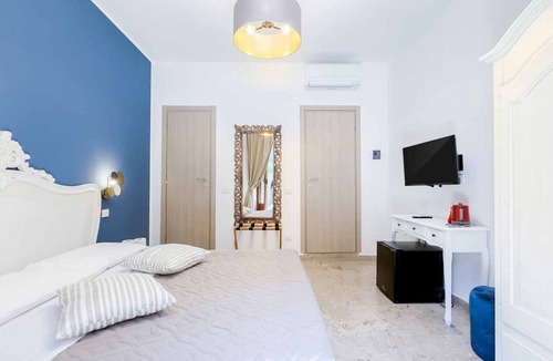 Manarola House | In the authentic heart of Manarola, in its most peaceful and panoramic area, Terre Marine Rooms welcomes guests into an intimate and relaxing atmosphere, where the charm of the Cinque Terre meets modern comfort.The Blue Room is a refined double room, ins